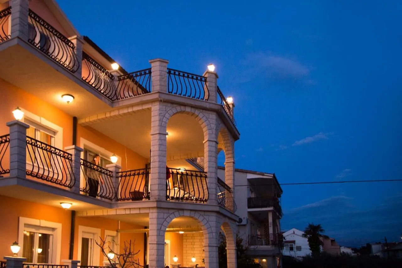 Apartments Villa Paradise 0*, Kastela